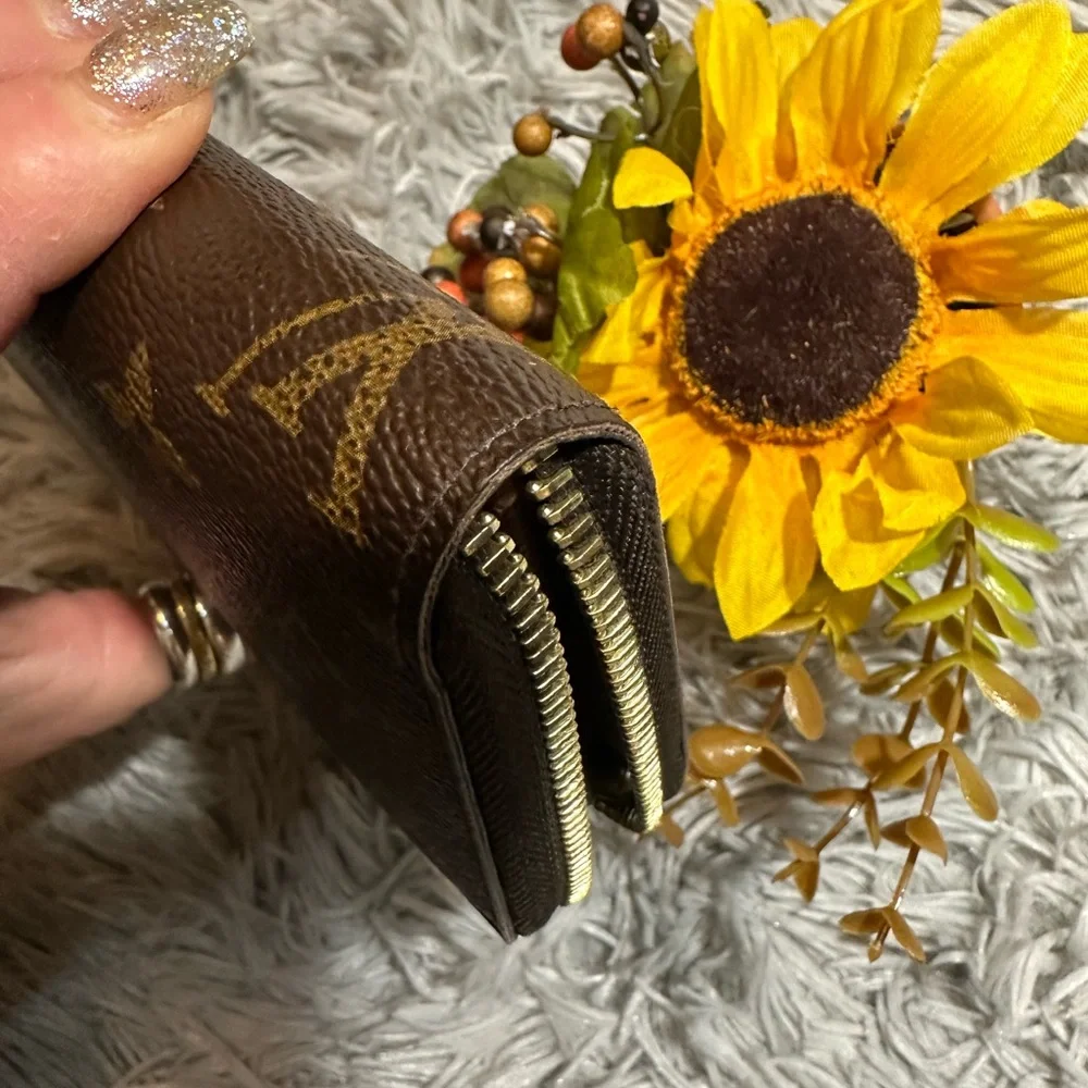 Louis Vuitton Monogram Zippy Wallet - Picture 5 of 16